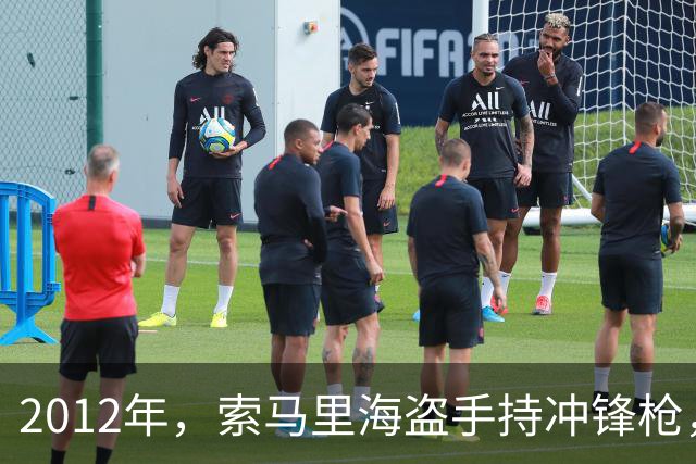 2012年，索马里海盗手持冲锋枪，向中国军舰“青海湖”号驶来，他们的目标只有一个，那就是打劫这艘中国军舰！